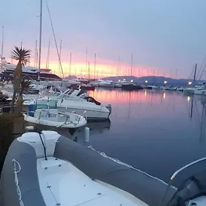 Botel Jolis Voiliers De 6m Pour Expérience Insolite Sur Port Et Port Santa Lucia St Raphael